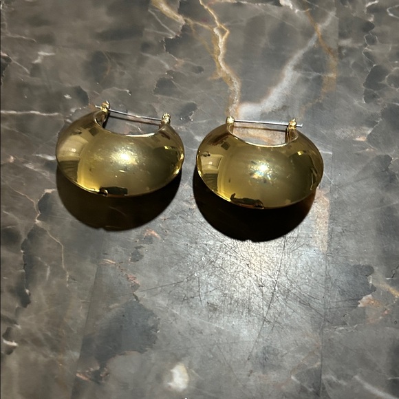 Gold Tone Chunky Hoop Earrings Unsigned! - Picture 13 of 16